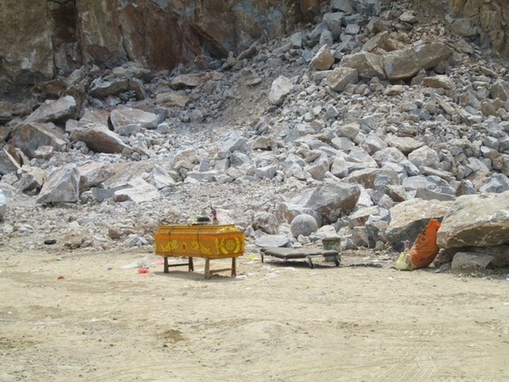 Quarry collapse kills three in Thanh Hoa Province - 1 Quarry collapse kills three in Thanh Hoa Province - 1