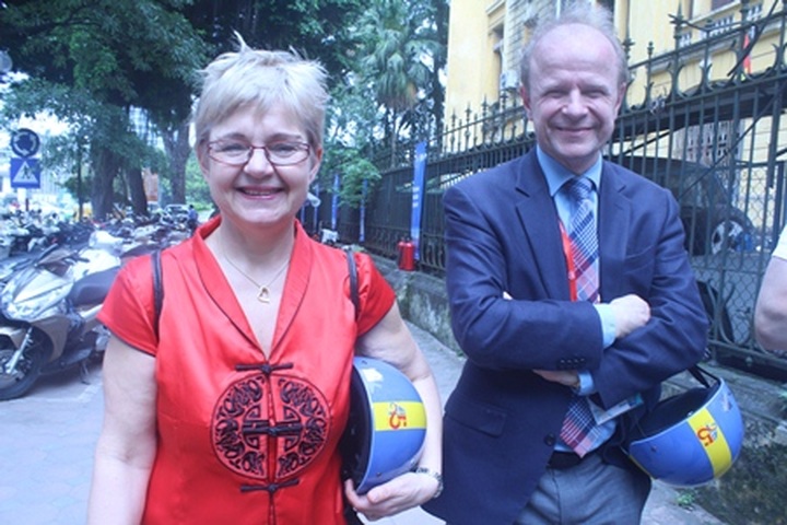 Swedish parliamentarians promote helmet, traffic safety in Hanoi - 6