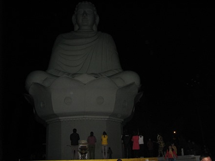 Visitors flock to pagodas for first full moon festival - 15