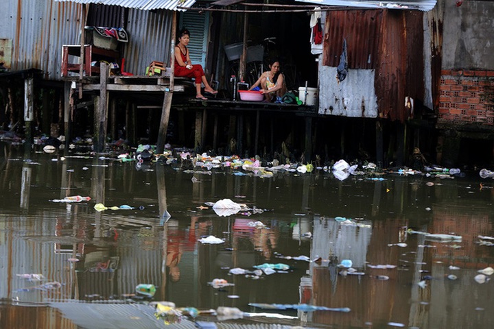 HCM City households face mountains of waste - 7
