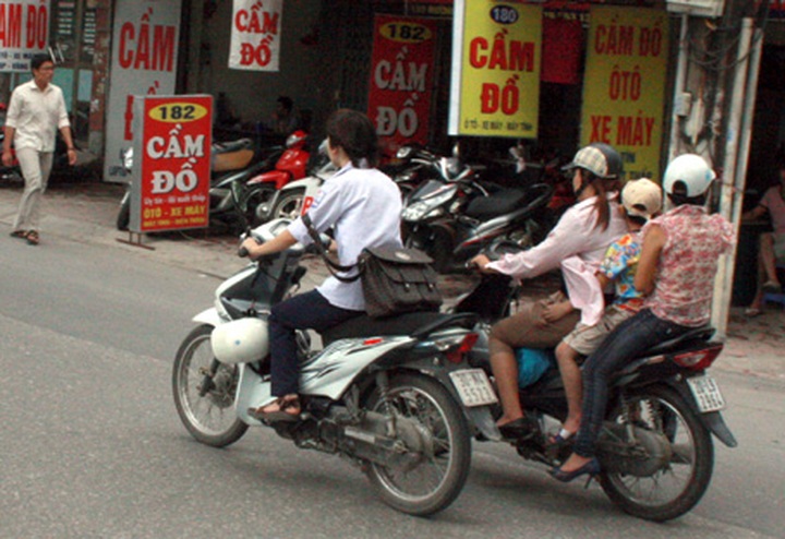 Hanoi and HCM City clamp down on child helmet rules - 1