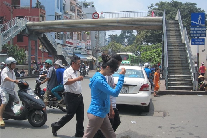 Pedestrians prefer street level crossings - 2