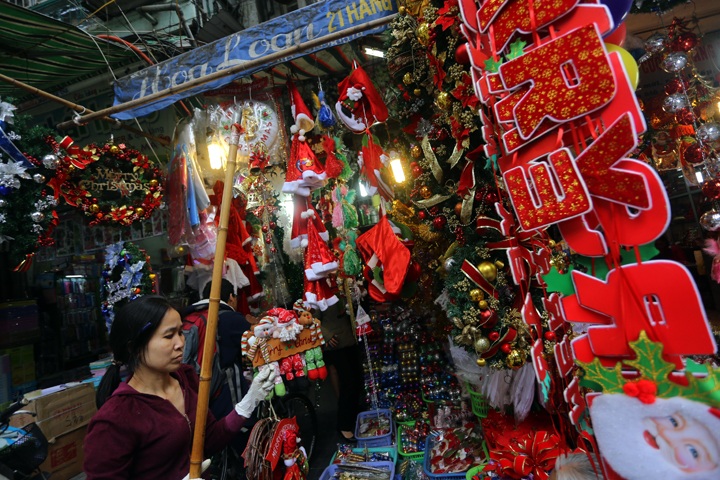 Hanoians shop for Christmas - 9