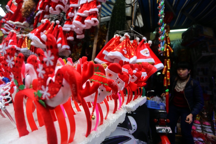 Hanoians shop for Christmas - 10