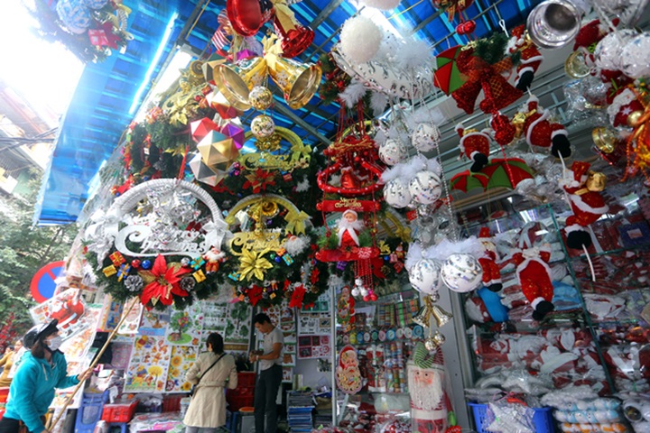 Hanoians shop for Christmas - 5