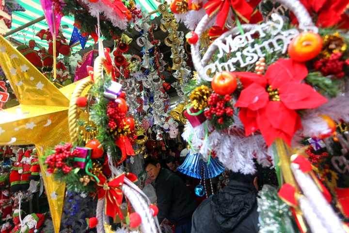 Hanoians shop for Christmas - 7