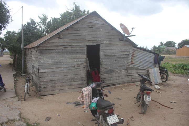 Poor woman struggling with bone cancer during pregnancy - 2 Poor woman struggling with bone cancer during pregnancy - 2