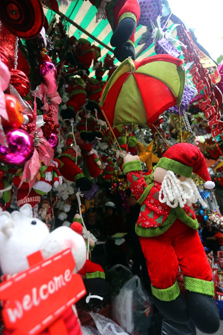 Hanoians shop for Christmas - 2