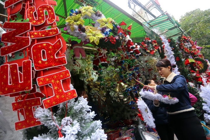 Hanoians shop for Christmas - 6
