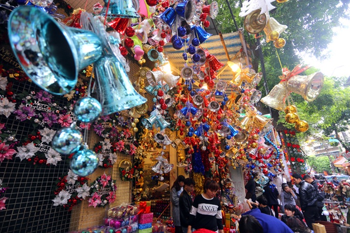 Hanoians shop for Christmas - 11