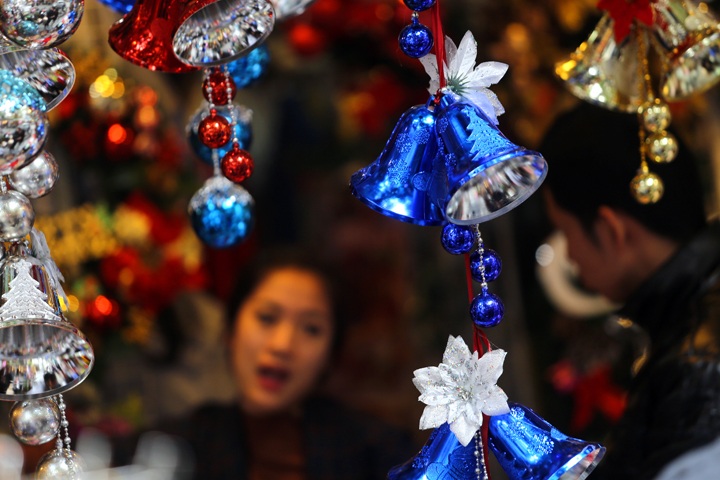 Hanoians shop for Christmas - 4