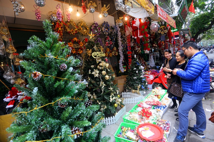 Hanoians shop for Christmas - 1