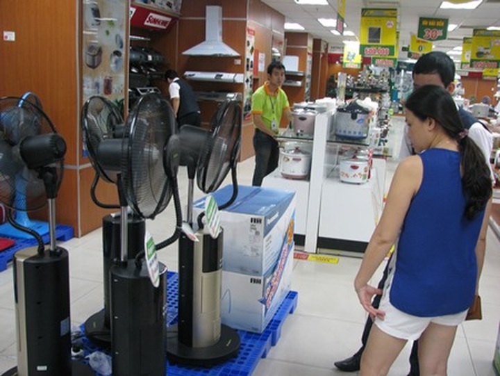 Air conditioner and fans sales soar in Hanoi heat wave - 1