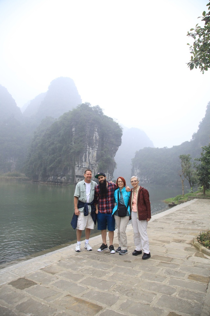 Kong director returns Vietnam with his family - 1