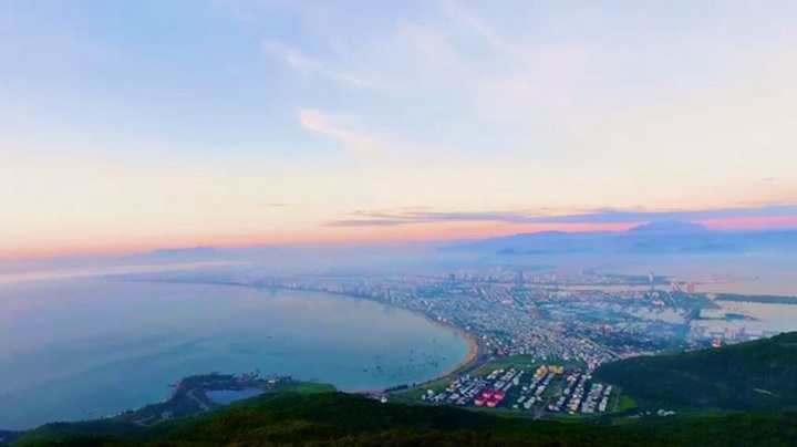 Miss Vietnam Universe promotes Da Nang and APEC 2017 - 4 Miss Vietnam Universe promotes Da Nang and APEC 2017 - 4