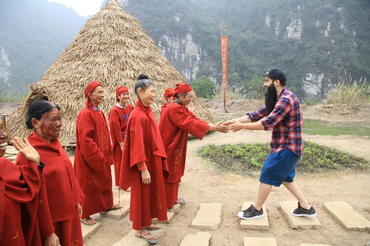 Kong director returns Vietnam with his family - 4