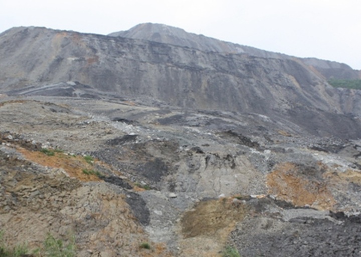 Coal dump site threatens livelihoods of villagers - 1