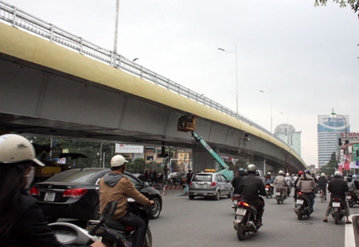 Hanoi's largest steel pile bridge operational - 1