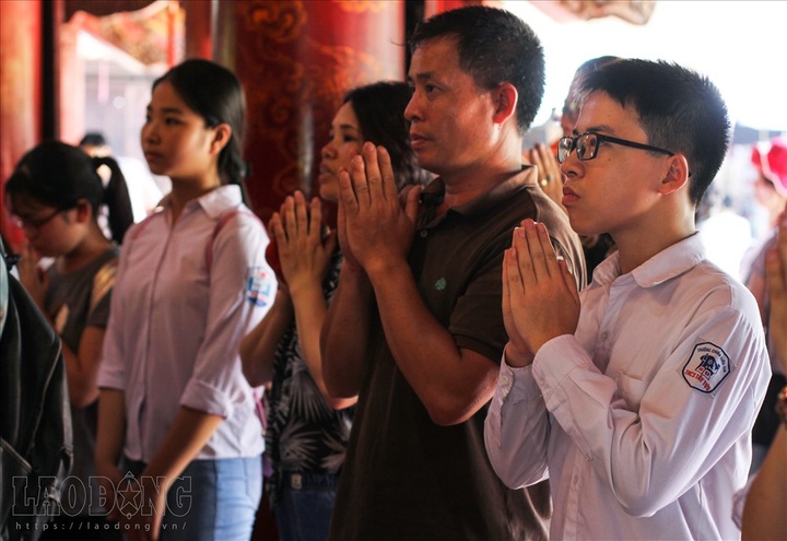 Pupils pray for exam luck at Temple of Literature - 8