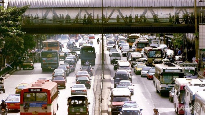 Tourist bus crash kills 12 Malaysians in Thailand - 1