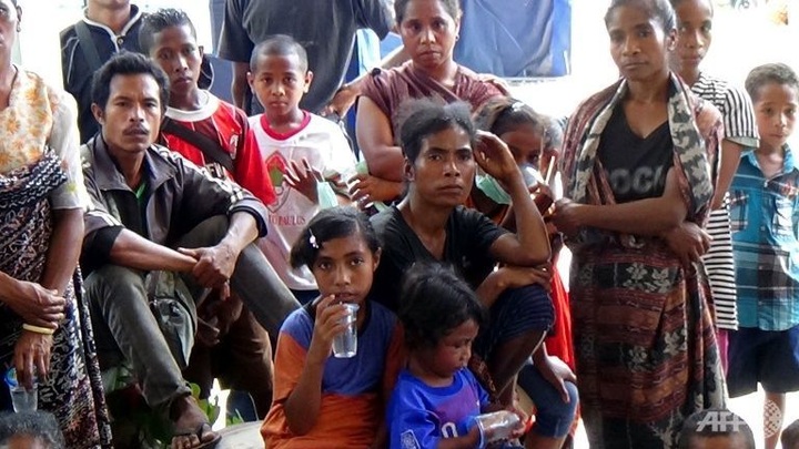 More than 1,200 flee as Indonesia volcano spews ash, gas - 1