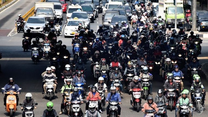 Indonesia cuts energy prices in new stimulus measures - 1