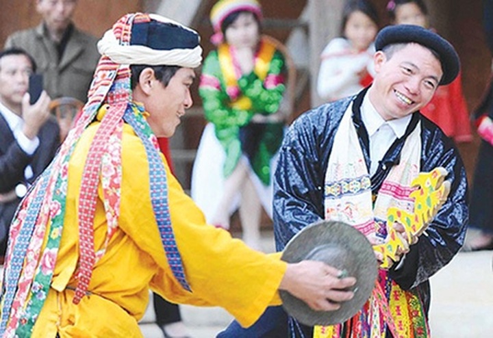 Ethnic minorities reject traditional garb - 1