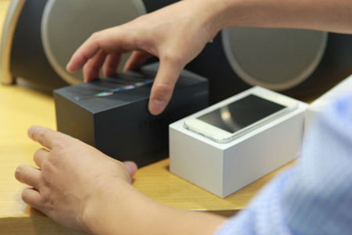 Vietnam Airlines steward arrested for smuggling iPhone 5s - 1