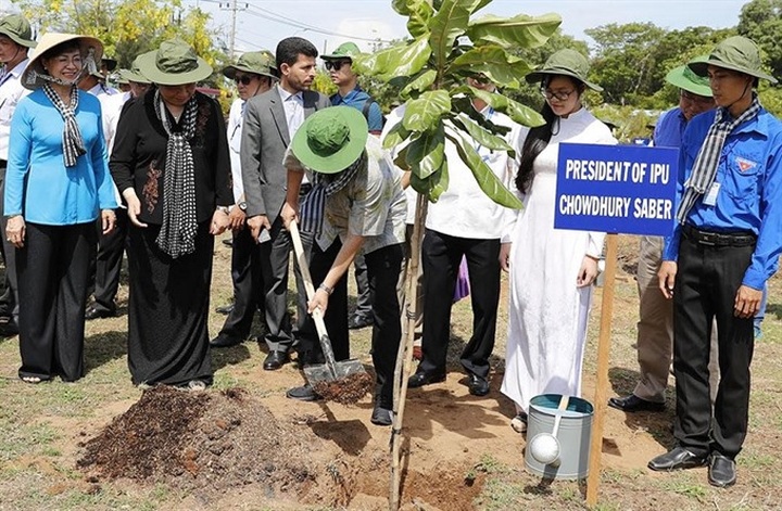 IPU delegation plants trees in HCM City - 1 IPU delegation plants trees in HCM City - 1