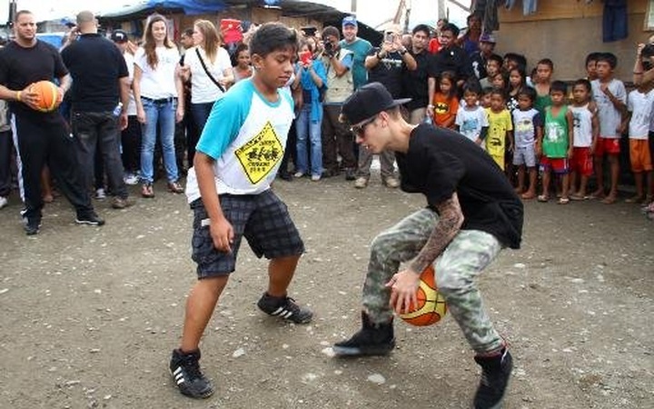 Justin Bieber brings cheer in typhoon-hit Philippines - 1