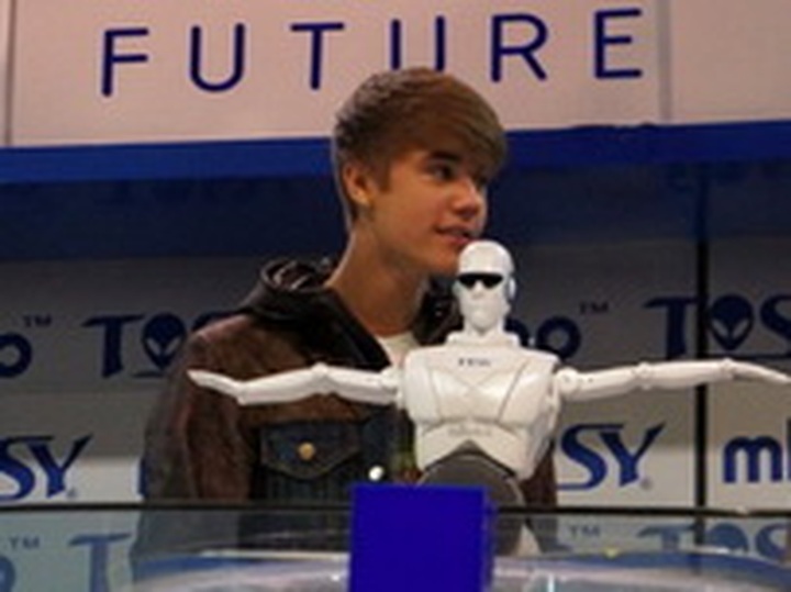 Justin Bieber launches Vietnamese dancing robot at CES 2012 - 1