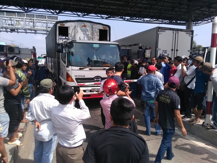 Toll booths lower prices after protest - 1