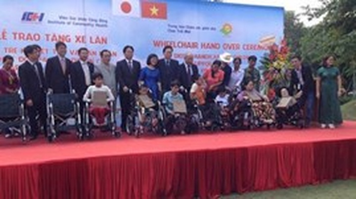 Former Japanese PM presents wheelchairs to AO victims - 1