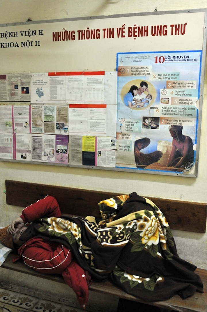 Patients forced to sleep on floors during bitter weather - 3