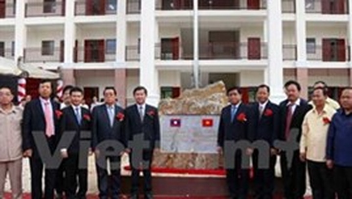 Vietnam hands over newly-built high school to Lao province - 1