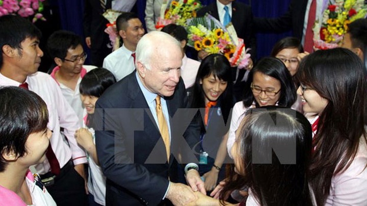 US senators hold exchange with HCM City students - 1