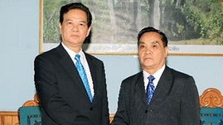 Vietnamese and Lao PMs hold talks - 1
