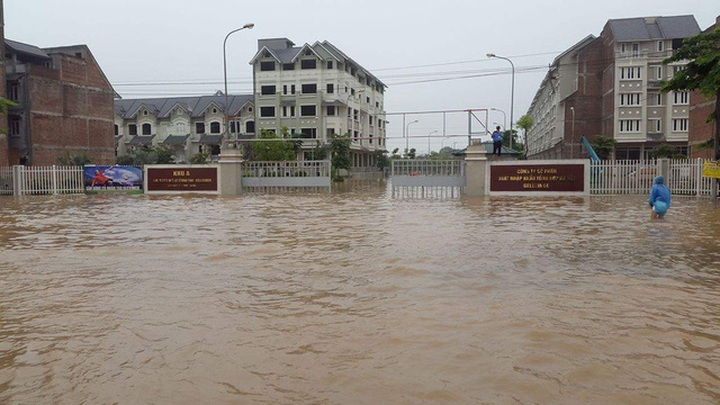 Hanoi streets seriously flooded after heavy rain - 3