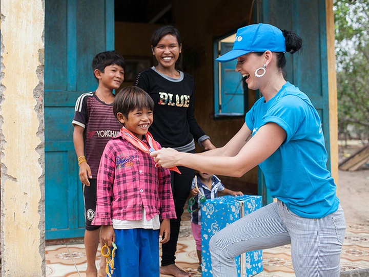 Katy Perry visits poor children in central Vietnam - 1
