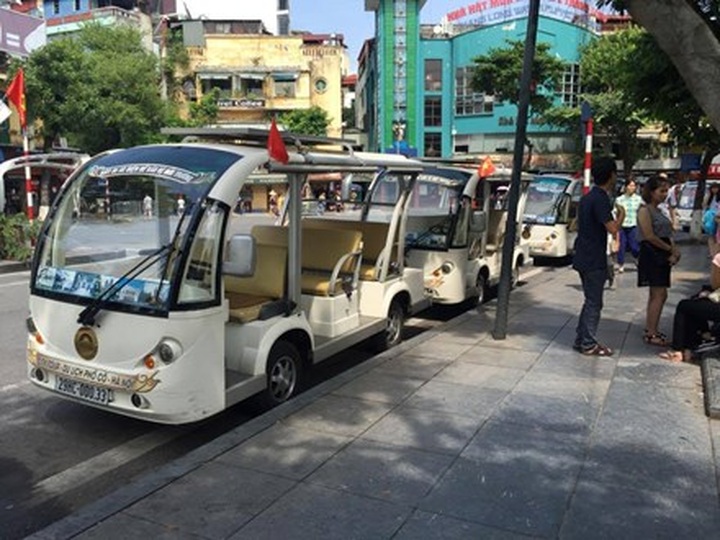 Electric buggies used on Hanoi pedestrian streets - 1