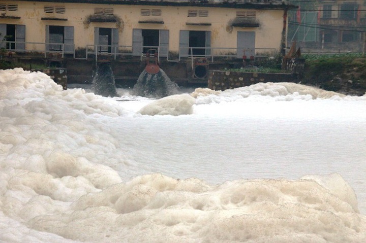 Polluted channel bubbles with toxic foam - 1