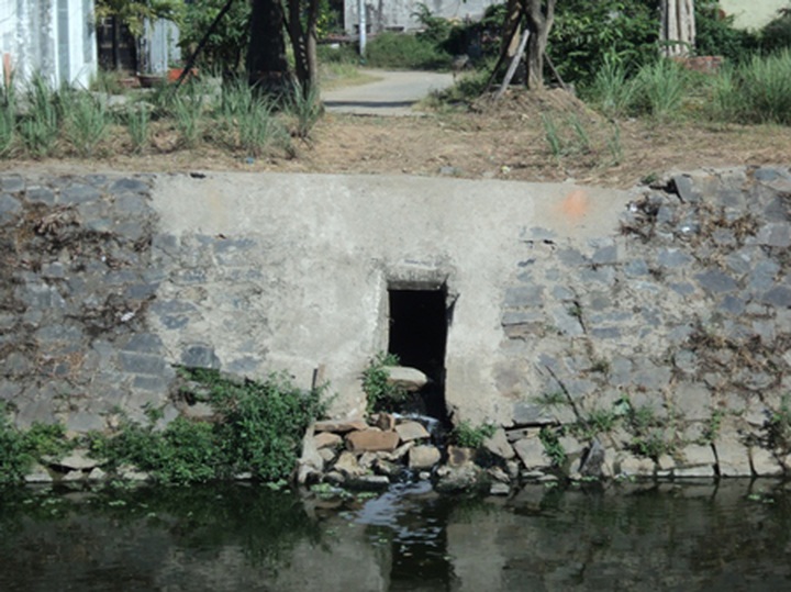 Incompetent planning leaves neighbourhood swimming in sewage - 2