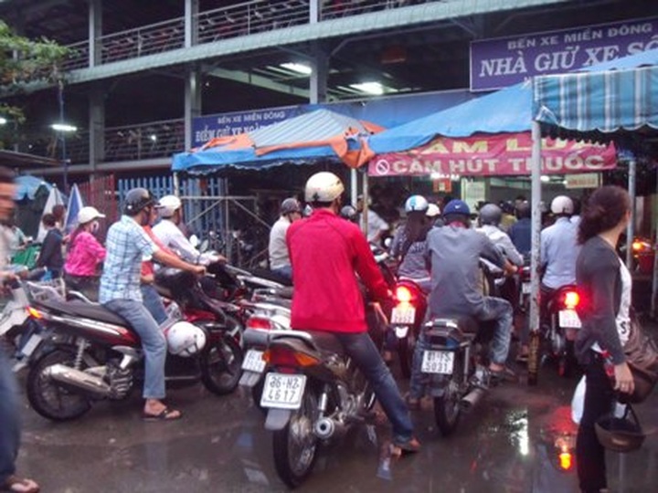 HCM City traffic at a standstill for Tet - 9