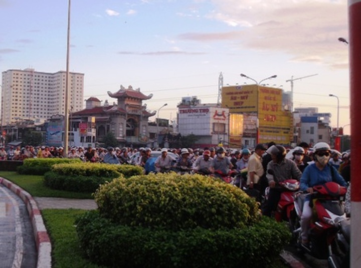 HCM City traffic at a standstill for Tet - 2