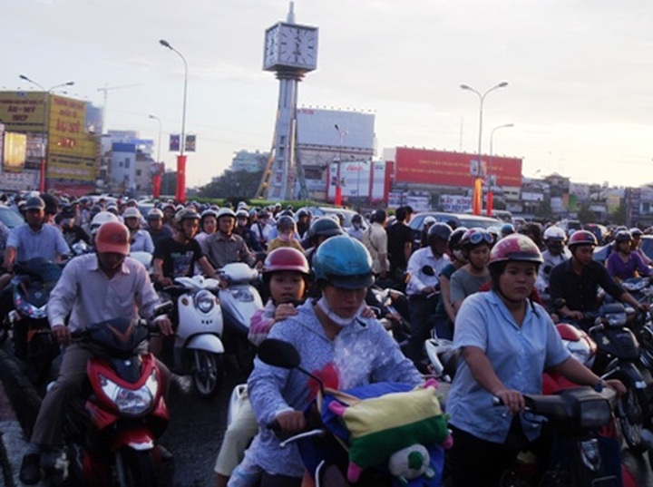 HCM City traffic at a standstill for Tet - 3