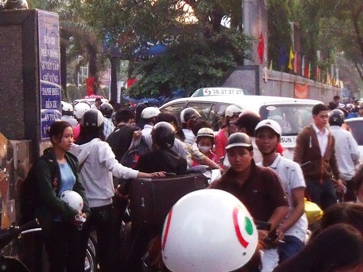 HCM City traffic at a standstill for Tet - 5