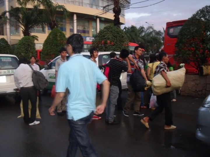 HCM City traffic at a standstill for Tet - 8