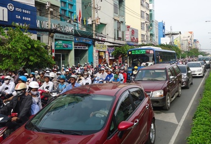 Students flock to Hanoi for entrance exams causing traffic jams - 8 Students flock to Hanoi for entrance exams causing traffic jams - 8