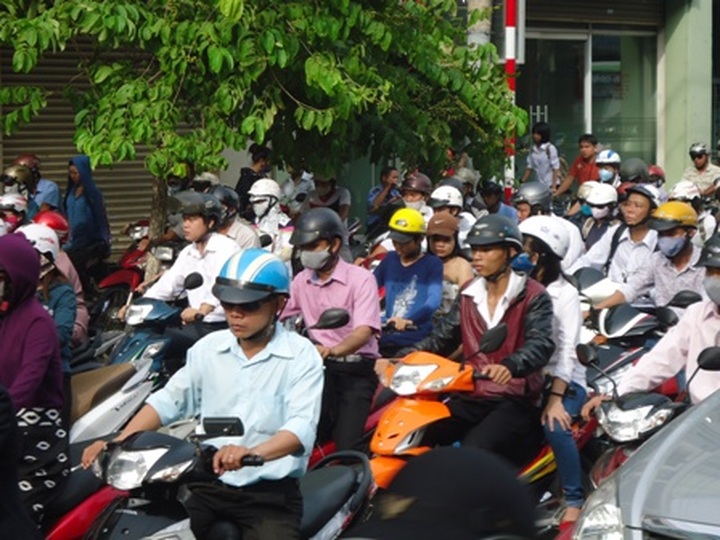 Students flock to Hanoi for entrance exams causing traffic jams - 9 Students flock to Hanoi for entrance exams causing traffic jams - 9