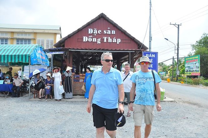 Sa Dec flower village busy preparing for Tet - 3